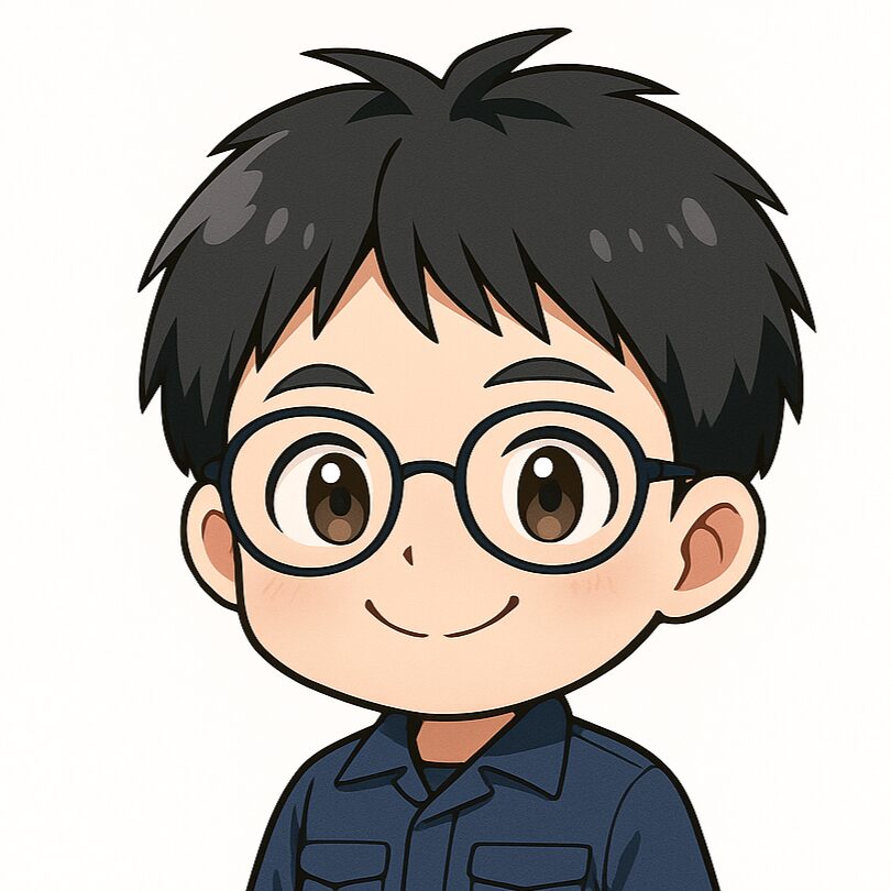 アニメ風に描かれたメガネの男性キャラクター。ネイビーブルーの作業着を着て微笑んでいる。